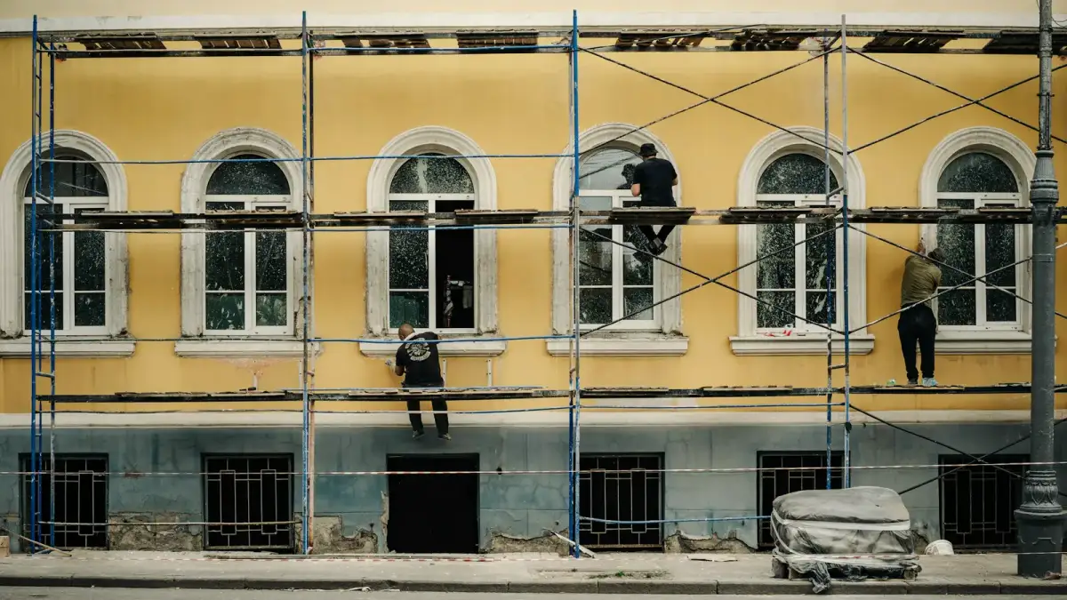 Foto ilustrativa de uma obra, com andaimes na fachada