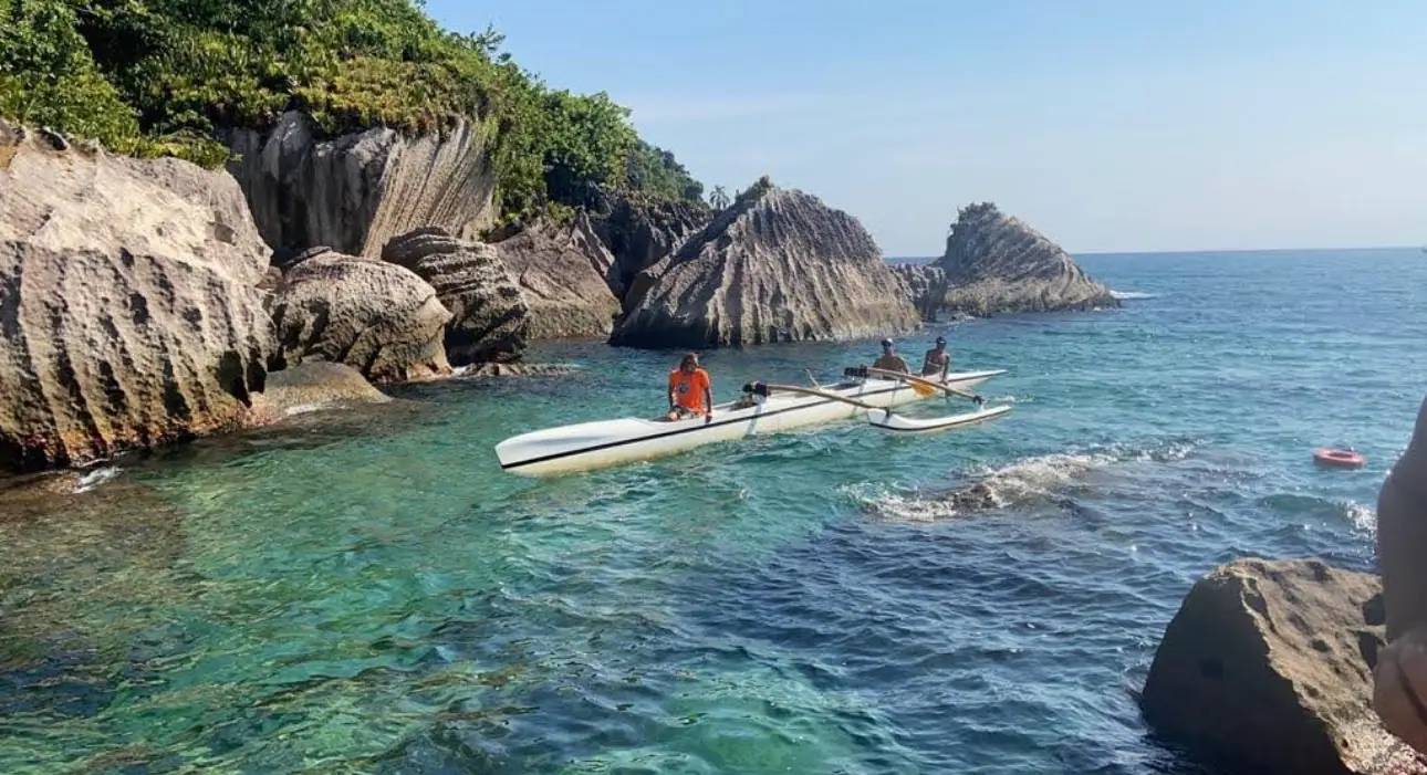 Costão e mar de um dos destinos