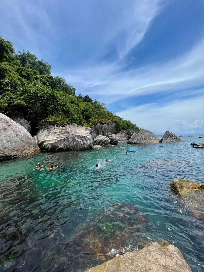 Mar e vegetação de um dos destinos